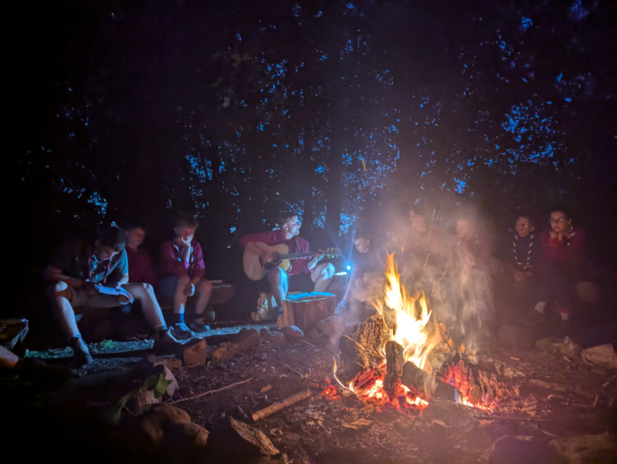 Der Jugendbund bei der Singerunde am Lagerfeuer.